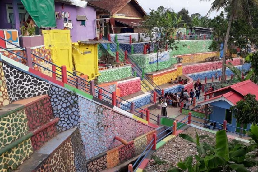 Sebuah kampung di Kelurahan/Kecamatan Warudoyong, Kota Sukabumi Jawa Barat yang awalnya seram dan kotor kini diubah menjadi kampung pelangi yang menarik perhatian Ahad (14/10)