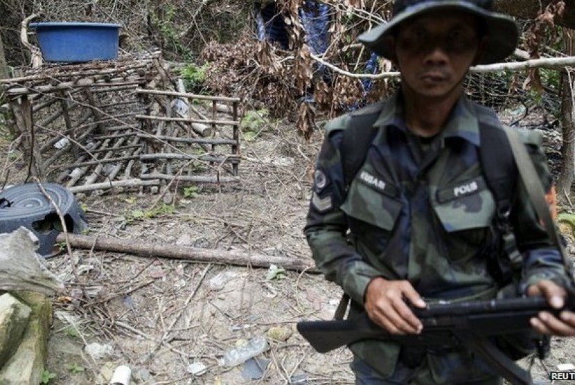 Sebuah kandang yang ditemukan di sebuah hutan di perbatasan Malaysia-Thailand, lokasi ditemukannya 139 kuburan massal imigran, Selasa (26/5).