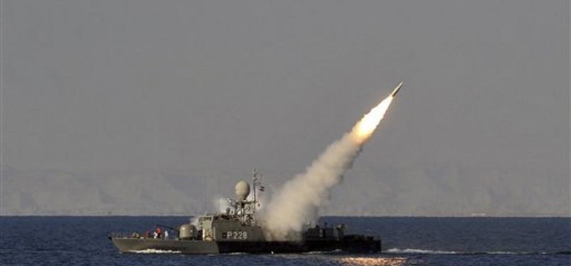 Sebuah kapal Angkatan Laut Iran meluncurkan rudal dalam sebuah latihan perang di Laut Oman pada Ahad (1/1).