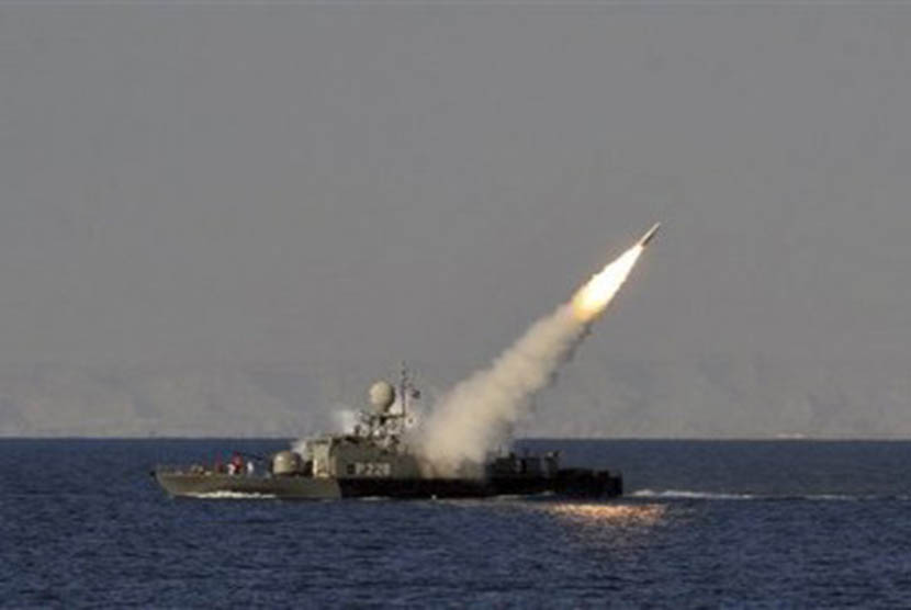 Sebuah kapal Angkatan Laut Iran meluncurkan rudal dalam sebuah latihan perang di Laut Oman.
