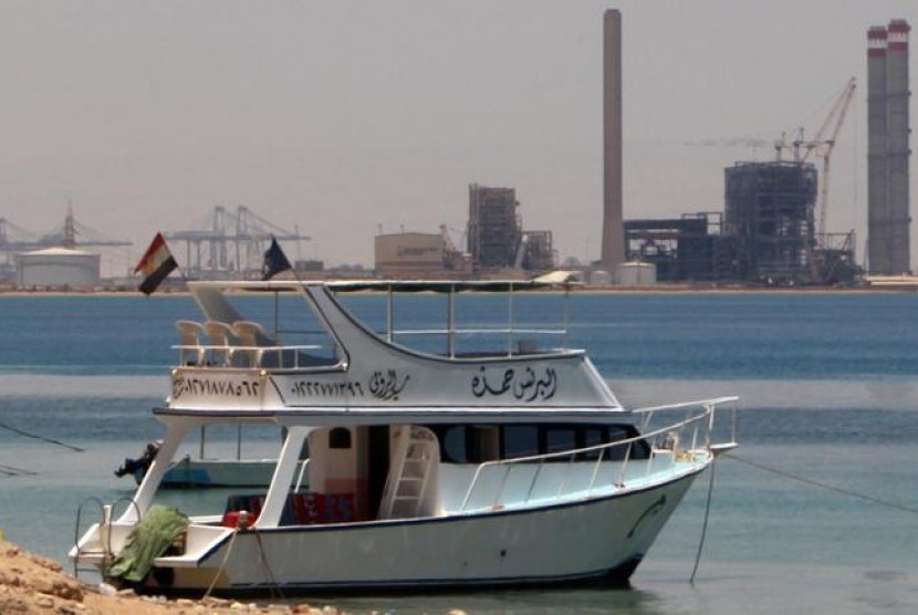 Sebuah kapal bersandar di sebuah pantai dekat pabrik semen di Pelabuhan El Ain El Sokhna di Suex, 140 km timur Kairo, Mesir. Mesir ingin melindungi negaranya dari ledakan tak terduga seperti di pelabuhan Beirut. Ilustrasi.