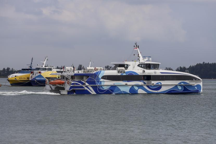 Sebuah kapal cepat rute Batam Centre - Singapura. Pemerintah Indonesia dan Singapura meningkatkan pengawasan laut 