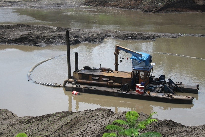 Sebuah kapal keruk dioperasikan untuk mengalirkan lumpur sedimentasi di Waduk Sutami, Malang, Jawa Timur