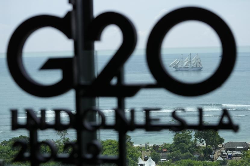  Sebuah kapal melewati sebuah tanda pada KTT G20 di Nusa Dua, Bali, Indonesia. Badan Pusat Statistik (BPS) mencatat Indonesia memperoleh surplus perdagangan kumulatif dengan kelompok G20 selama periode Januari-Oktober 2022. Total surplus dagang sebesar 27,6 miliar dolar AS, melampaui total surplus dagang sepanjang 2021 lalu dengan G20 sebesar 16,4 miliar dolar AS.