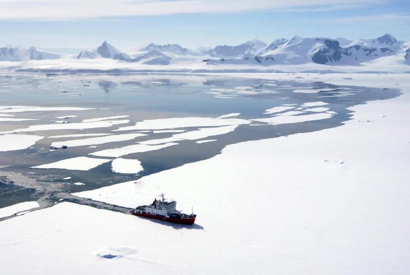 Sebuah kapal menembus es di laut Antartika. Ilmuwan menemukan lapisan es ternyata mencair lebih cepat di masa lalu.