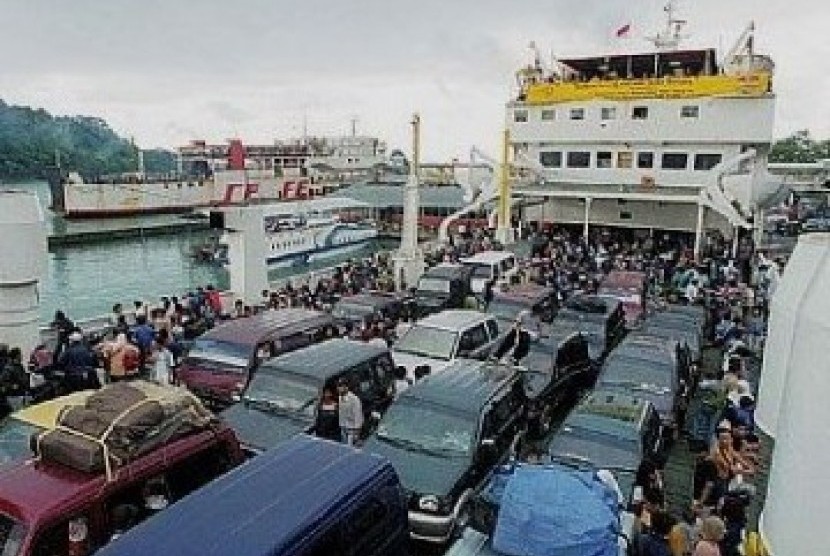 Sebuah kapal mengangkut para pemudik ke Pulau Sumatera dari Pelabuhan Merak, tahun lalu.