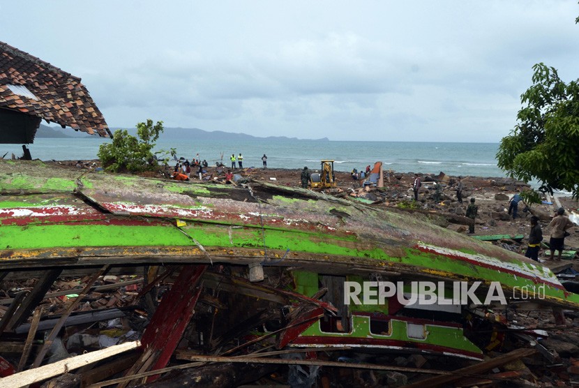 Sebuah kapal nelayan yang tersapu tsunami dan menimpa rumah warga di Desa Way Muli, Kecamatan Rajabasa, Lampung Selatan, Lampung, Ahad (23/12/2018).