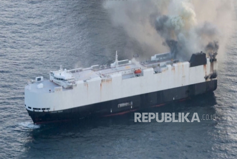 Sebuah kapal pengangkut mobil yang berlayar dari China dengan kendaraan listrik (EV) di dalamnya terbakar di tengah Samudra Pasifik, Selasa (3/6/2025).
