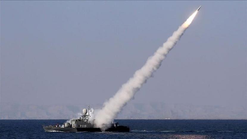 Sebuah kapal perusak Iran secara tidak sengaja menembak dan menenggelamkan kapal Iran. Ilustrasi.