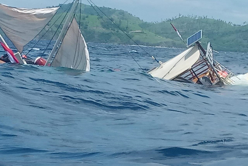 Sebuah kapal pinisi yang membawa rombongan awak media Istana mengalami kecelakaan di Labuan Bajo