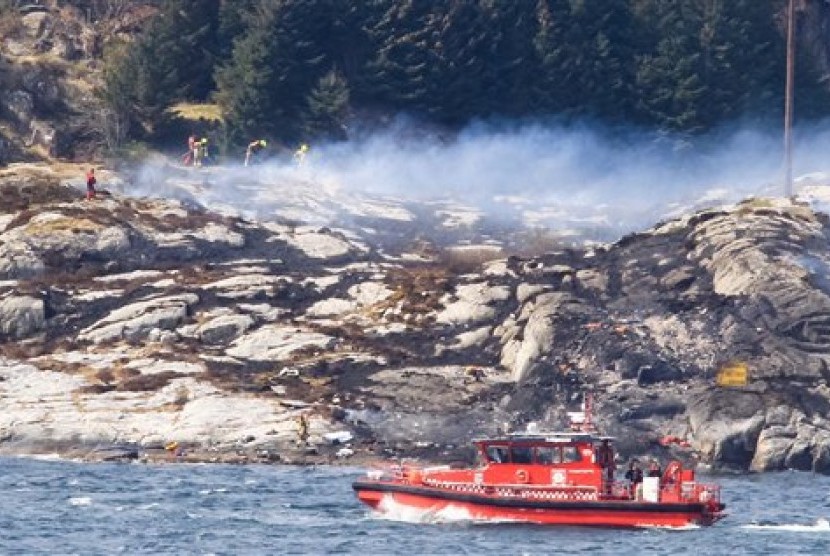 Sebuah kapal SAR berpatroli di pulau Turoey dekat Bergen, Norwegia di dekat lokasi jatuhnya helikopter yang menewaskan seluruh 13 orang di dalamnya, Jumat, 29 April 2016.