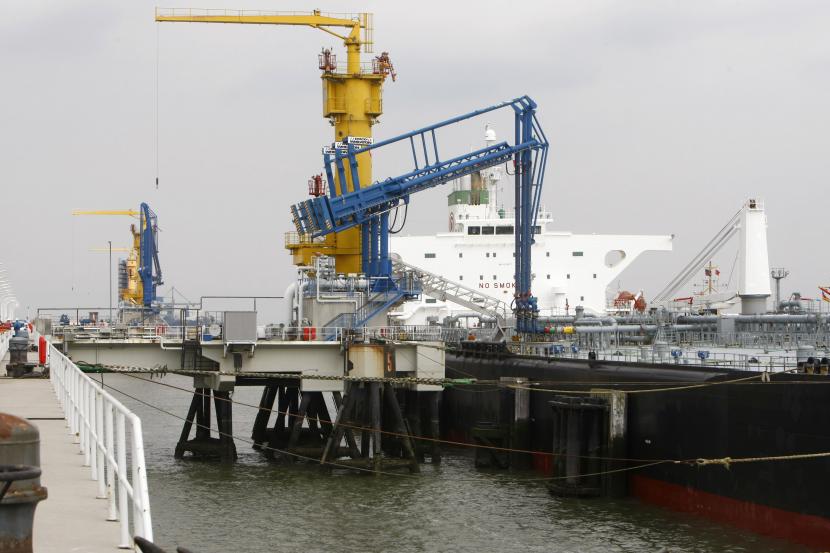 Sebuah kapal tanker melakukan bongkar muat di Pelabuhan minyak Wilhelmshaven, Jerman, Selasa 10 Juni 2008. Pemerintah Jepang disebut sedang mengkaji rencana penyaluran gas alam cair (LNG) ke Eropa.