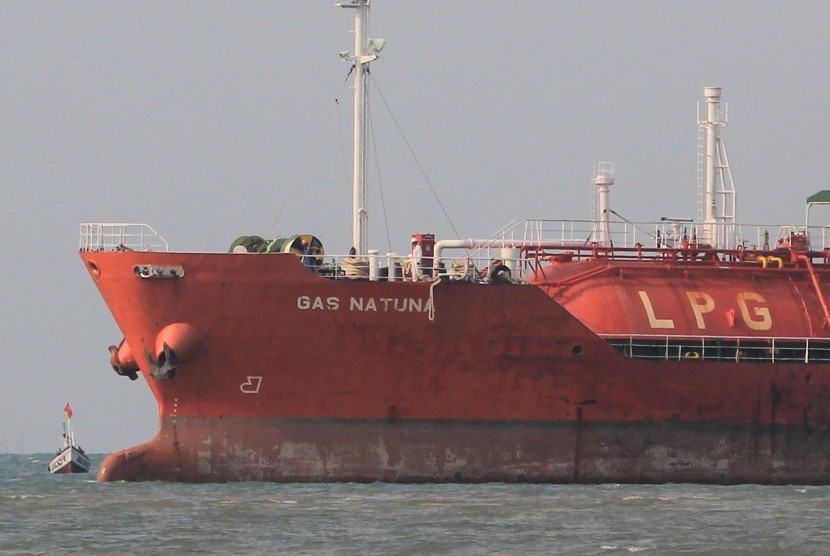 Sebuah kapal tanker pengangkut LPG berlabuh di Jetty Pertamina RU VI Balongan, Indramayu, Jawa Barat, Kamis (27/12/2018).
