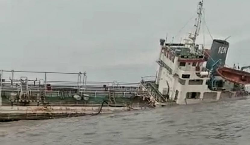 Sebuah kapal terlihat miring akibat tersangkut dam pemecah gelombang, di perairan utara Kota Semarang, Sabtu (24/12). Diinformasikan peristiwa ini terjadi akibat gelombang tinggi di perairan Kota Semarang, sepanjang Jumat sore hingga malam.