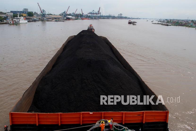 Sebuah kapal tongkang pengangkut batu bara melintas di Sungai Musi, Palembang, Sumatera Selatan, Rabu (24/11). Harga Batubara Acuan (HBA) bulan Desember 2021 dibanderol 159,79 dolar AS per ton.
