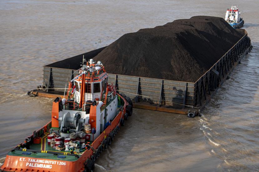 Sebuah kapal tongkang pengangkut batu bara melintas di Sungai Musi, Palembang, Sumatera Selatan. Pemerintah resmi membuka kembali keran ekspor batu bara per 1 Februari 2022. 