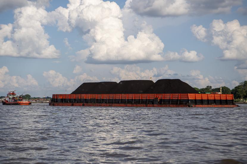 Sebuah kapal tongkang pengangkut batu bara melintas di Sungai Musi, Palembang, Sumatra Selatan, Sabtu (14/5/2022) (ilustrasi). Harga Batu bara Acuan (HBA) bulan Januari 2023 mengalami koreksi ke angka 305,21 dolar AS per ton. 