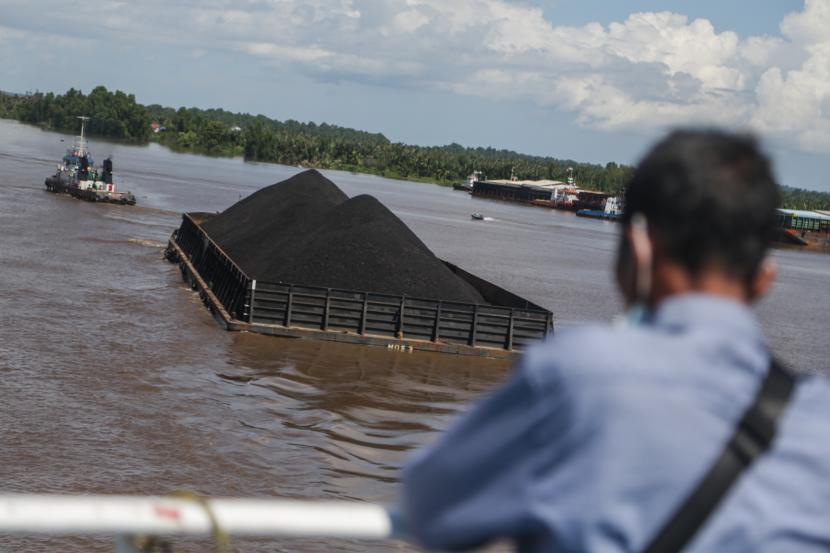 Sebuah kapal tongkang pengangkut batu bara melintas di Sungai Barito, Barito Kuala, Kalimantan Selatan, Senin (20/6/2022). Sejumlah negara Uni Eropa sudah mendekati Indonesia untuk mendapatkan batu bara. Ilustrasi.