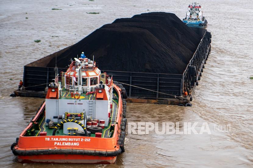 Sebuah kapal tongkang pengangkut batubara melintas di Sungai Musi, Palembang, Sumatera Selatan, Senin (15/2/2021). Kementerian ESDM menetapkan Harga Batubara Acuan (HBA) Februari 2021 menjadi US$87,79 per ton atau mengalami kenaikan 15,7 persen dari US$75,84 per ton pada bulan Januari 2021. 