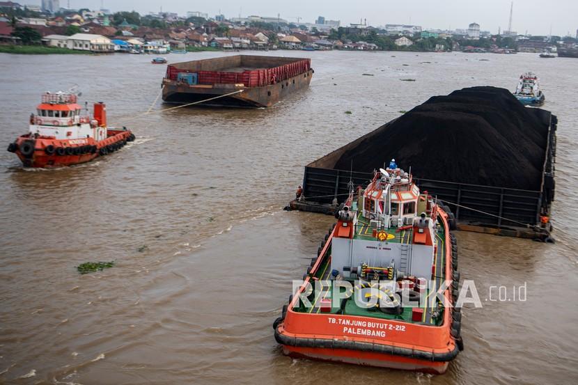 Sebuah kapal tongkang pengangkut batubara melintas di Sungai Musi, Palembang, Sumatera Selatan