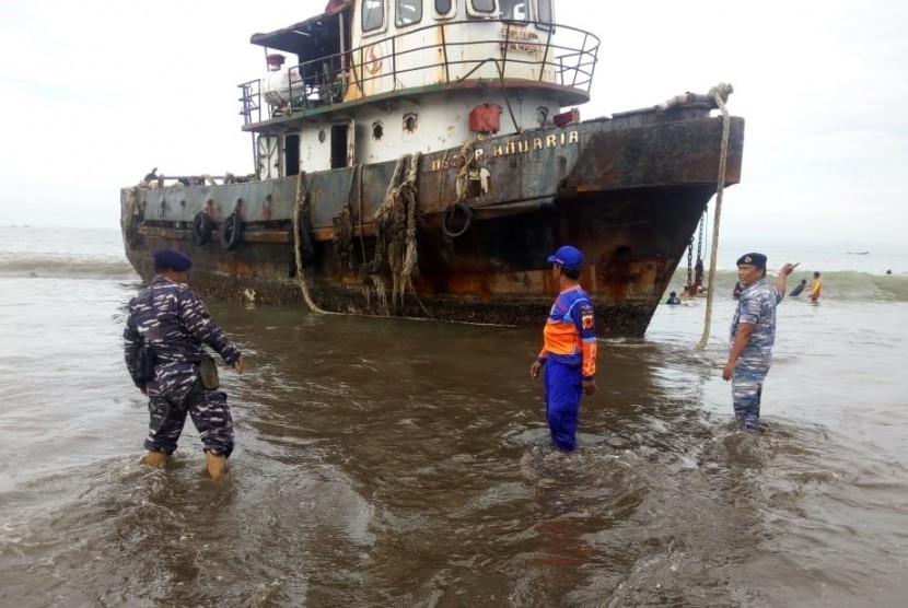 Sebuah kapal tongkang terdampar di Pantai Pangandaran. (Ilustrasi)
