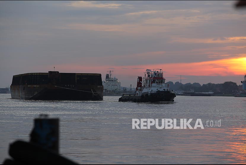 Sebuah kapal Tug Boat menarik kapal tongkang batu bara. Anak perusahaan PT Pelindo (Persero) yaitu PT Jasa Armada Indonesia Tbk (IPCM) berpotensi akan membagikan dividen tunai yang lebih tinggi pada tahun 2023