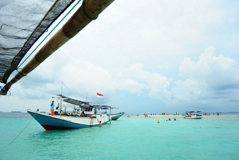 Sebuah kapal wisata berada di sekitar Pulau Gosong Seloka, Karimunjawa, Jawa Tengah. ilustrasi