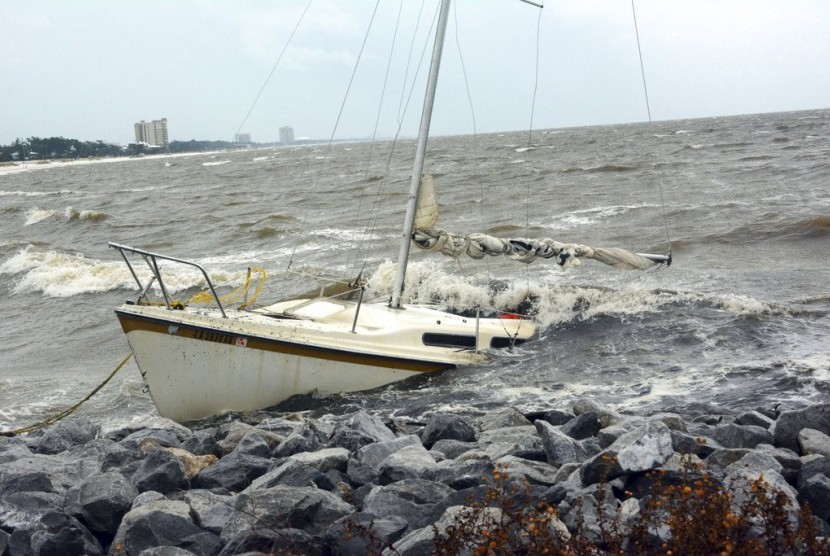 Sebuah kapal yang kosong terhempas ke pesisir Teluk Mississippi ketika Badai Nate mulai menyerang daratan, (8/10).