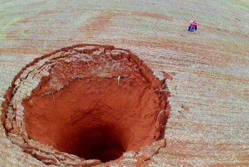 Sebuah kawah raksasa berdiameter 65 kaki atau 20 meter yang tiba-tiba muncul di lahan pertanian kedelai mengejutkan warga di sebuah daerah pertanian kecil, Coromandel, Negara Bagian Minas Gerais, Brasil.