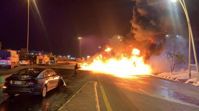 Kobaran Api di Jalan Jeddah-Makkah Berhasil Dipadamkan. Sebuah kebakaran terjadi di jalan raya Jeddah-Makkah atau dikenal juga sebagai Haramain Expressway, rute utama menuju kota suci Makkah dari barat, Selasa (24/8).