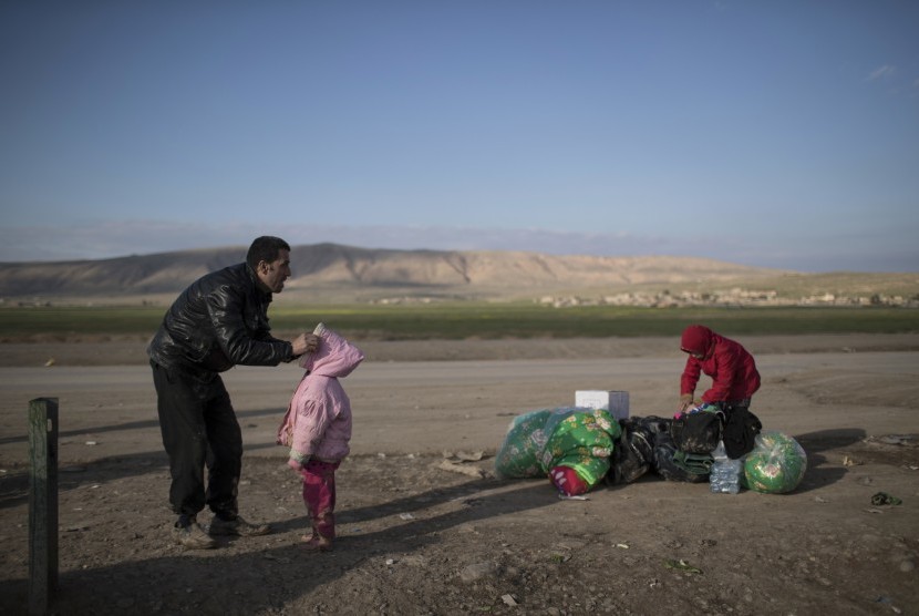 Sebuah keluarga di Irak yang harus mengungsi akibat pertempuran pasukan keamanan Irak dan gerilyawan gerakan ISIS.