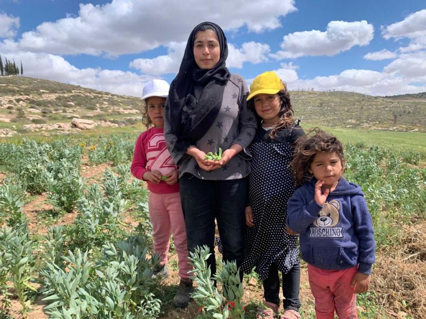 Sebuah keluarga Palestina di ladang pertaniannya.