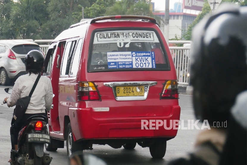 Sebuah kendaraan angkutan umum Koperasi Wahana Kalpika (KWK) melintas di kisaran Cililitan Jakarta, Selasa (4/4).