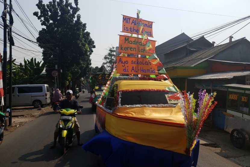 Sebuah kendaraan dekoratif bertema perahu melintas di jalan saat penyelenggaraan Pawai Kendaraan Hias di Cipayung, Jakarta Timur, Ahad (1/9). Pawai tersebut merupakan rangkaian acara peringatan Tahun Baru Islam 1 Muharram 1441 Hijriyah yang diselenggarakan Pondok Pesantren Al Hamid, Cipayung, Jakarta Timur.