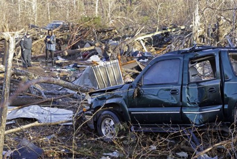 Sebuah kendaraan hancur di antara puing bekas terjangan tornado di Linden, Tennessee, Kamis, 24 Desember 2015. 