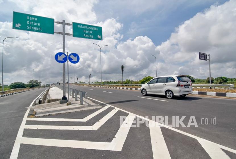Sebuah kendaraan melintas di jalan Bypass Bandara Internasional Lombok (BIL). PT Angkasa Pura I Bandara Internasional Lombok menerapkan pembayaran secara nontunai untuk parkir.