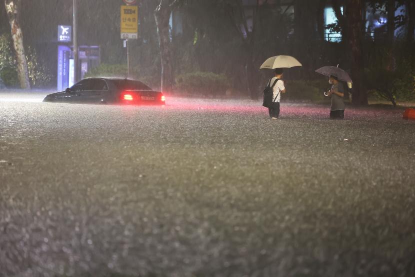  Sebuah kendaraan terendam di jalan yang banjir di Seoul, Senin, 8 Agustus 2022. Korea Selatan (Korsel) dan Korea Utara (Korut) telah merilis peringatan dan perintah siaga untuk menghadapi topan Hinnamor