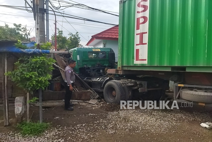 Sebuah kendaraan truk trailer menabrak warung dan mobil Honda Brio di jalur pantura Desa Jangga, Kecamatan Losarang, Kabupaten Indramayu, Selasa (10/12/2024) sekitar pukul 06.00 WIB. 