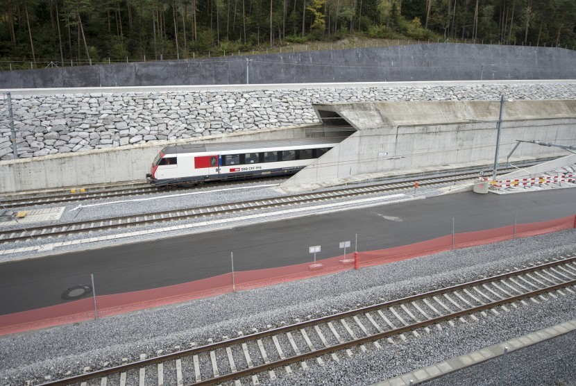 Sebuah kereta diuji coba keluar dari terowongan Gotthard di Swiss yang terpanjang dan terdalam di dunia. Terowongan ini dibangun selama 17 tahun dan diresmikan 1 Juni 2016.