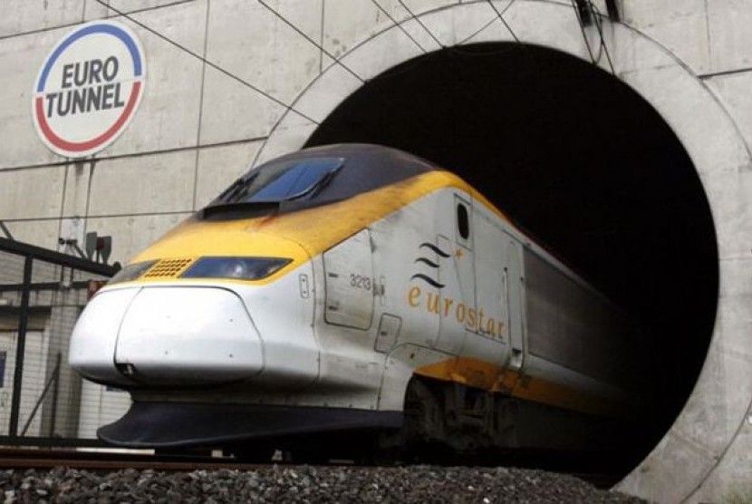 Sebuah kereta keluar dari terowongan lintasan kereta Channel Tunnel yang menghubungkan Prancis-Inggris. (ilustrasi)