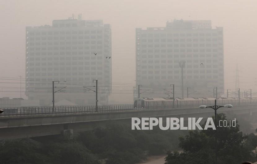  Sebuah kereta metro bergerak saat kota itu dilanda kabut asap tebal di New Delhi, India, 5 November 2021. Sebanyak 20 juta penduduk Delhi secara efektif menghirup udara dengan kategori berbahaya dan parah pada Kamis (3/11/2022).