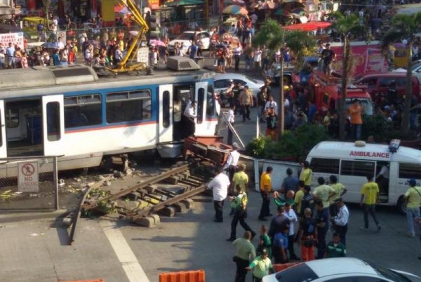 Sebuah kereta Metro Rail Transit (MRT) tergelincir dari rel dan menabrak sebuah dinding beton stasiun di kota Pasay, Filipina, Rabu siang (13/8).