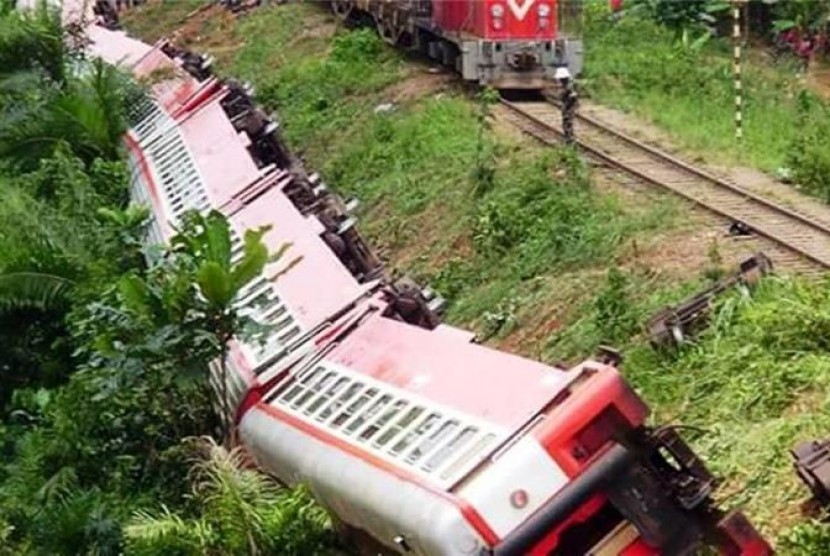 Sebuah kereta penumpang di Kamerun dilaporkan tergelincir dan keluar dari jalur, Jumat (21/10). Akibatnya, kereta terbalik dan membuat setidaknya 55 orang tewas. 