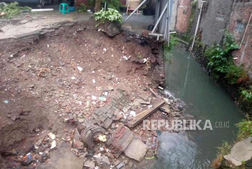 Sebuah kirmir di bantaran anak Sungai Cileutik, Jalan Batununggal, Kota Bandung ambruk akibat aliran air sungai yang deras, Ahad (17/11/2024) tengah malam