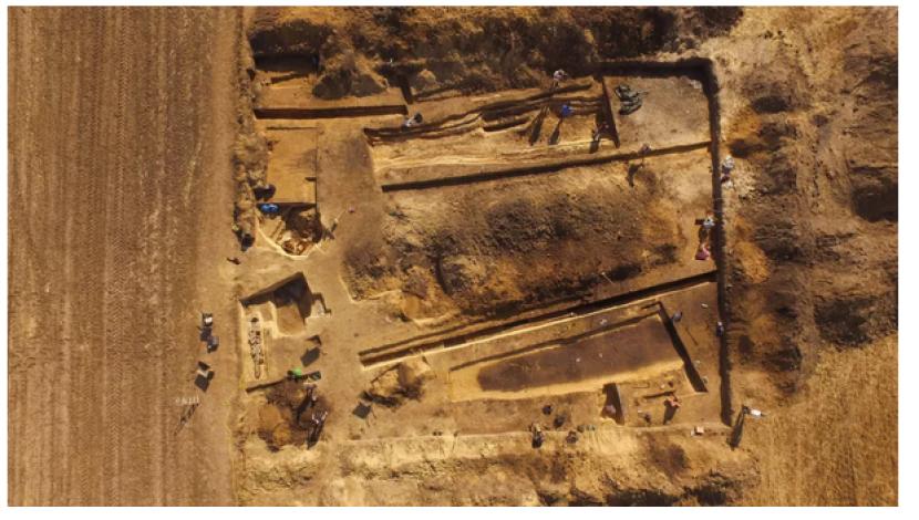 Sebuah kompleks raksasa berusia 5 ribu tahun yang terdiri dari benteng dan kuburan berlapis batu telah ditemukan di Polandia. 
