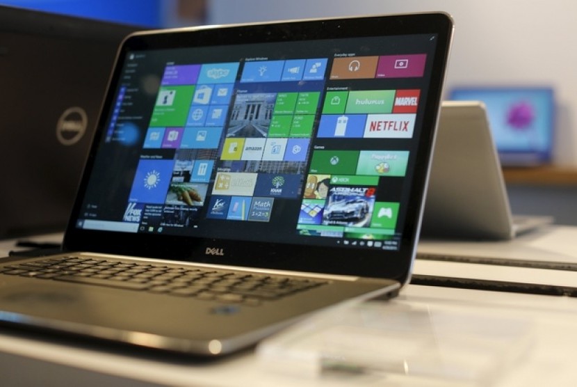 Sebuah komputer jinjing dengan tampilan Windows 10 di layarnya diperlihatkan di Microsoft Build, San Fransisco.
