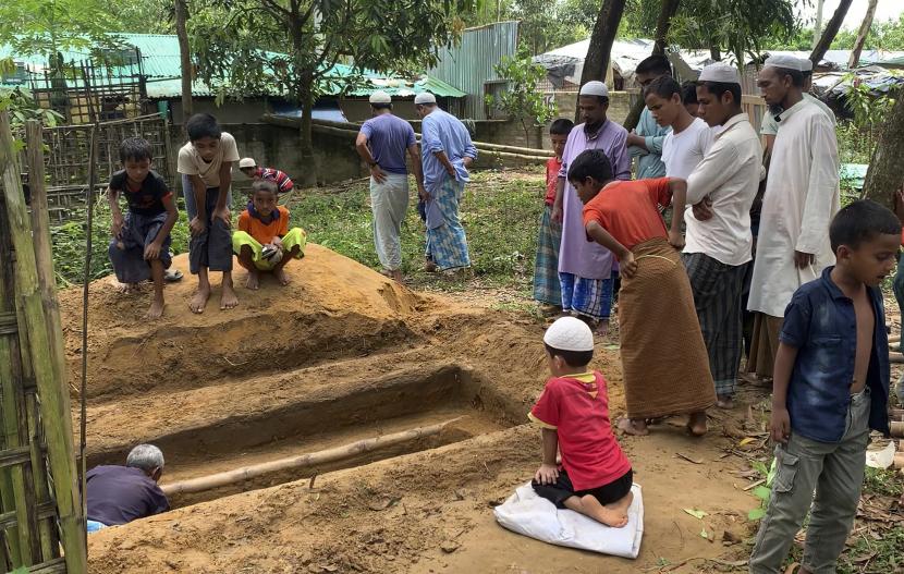Sebuah kuburan sedang dipersiapkan untuk menguburkan Mohibullah, perwakilan internasional pengungsi etnis Rohingya, di kamp pengungsi Rohingya di Kutupalong, Bangladesh, Kamis, 30 September 2021.