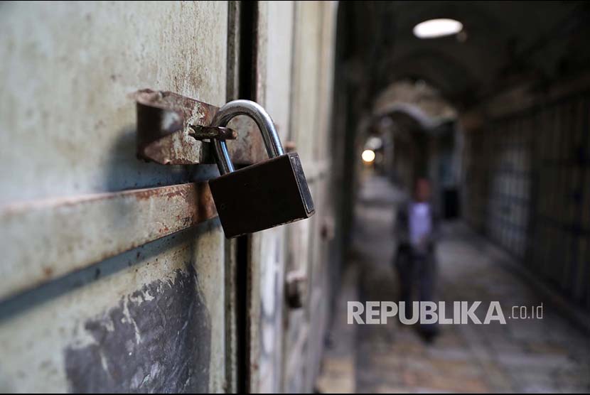 Sebuah kunci terpasang di pertokoan yang tutup di Kota Tua Yerusalem sebagai bentuk unjukrasa peringatan Hari Nakba, Selasa (15/5).