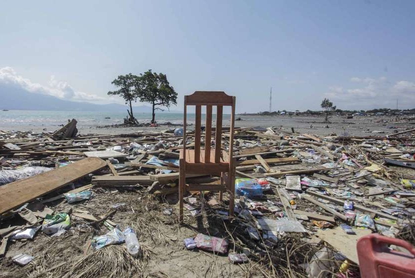 Sebuah kursi berada diantara bangunan yang ambruk dampak gempa dan tsunami di kawasan Pantai Taipa, Palu Utara, Sulawesi Tengah, Senin (1/10). 