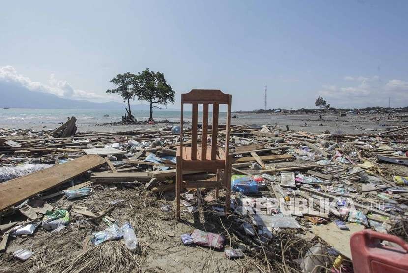 Sebuah kursi berada diantara bangunan yang ambruk dampak gempa dan tsunami di kawasan Pantai Taipa, Palu Utara, Sulawesi Tengah, Senin (1/10).